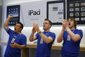 Apple-Verkäufer begrüßen Kunden. Apple-Verkäufer begrüßen Kunden.
