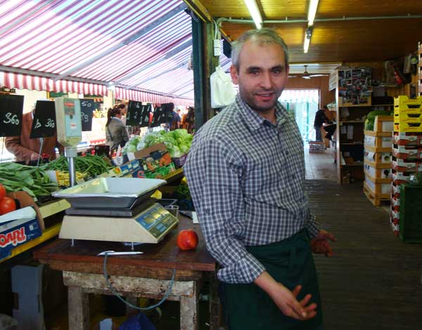 "Ein Jahr - okay. Aber fünf Jahre? Da baut man eine ganze Stadt!", ärgert sich Ahmet Özyürek
