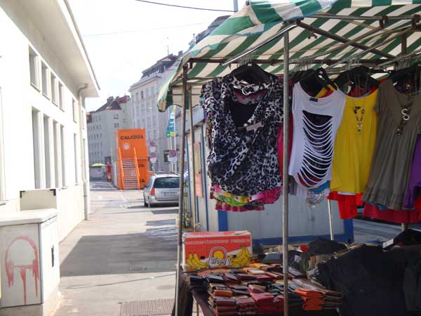 Im Hintergrund wartet der Container - offiziell haben die Bauarbeiten am 30. August begonnen