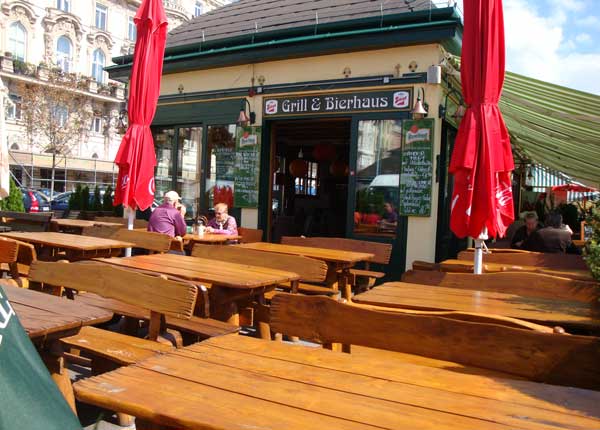 Freie Tischwahl in Gabriel Abramovs "Grill- und Bierhaus" 