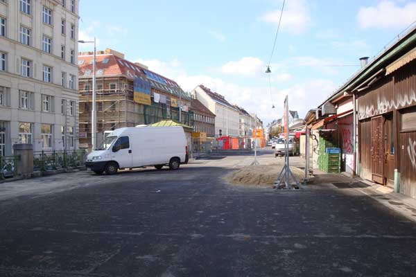 Wo derzeit Lieferanten ausladen, wird bald der Boden aufgestemmt