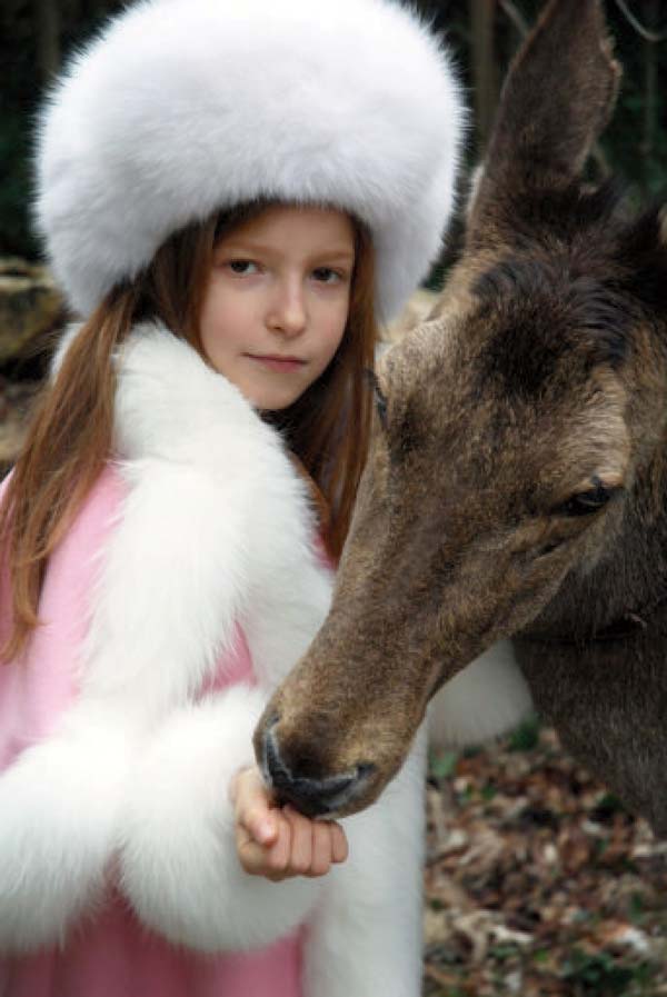 Anastasia (Carla Besnaïnou) mit Hirschkuh: Catherine Breillats gegenwärtiger Märchenfilm "La belle endormie"
&nbsp;