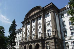 Erstmals besser als die Uni Wien: Die Uni Innsbruck. Erstmals besser als die Uni Wien: Die Uni Innsbruck.