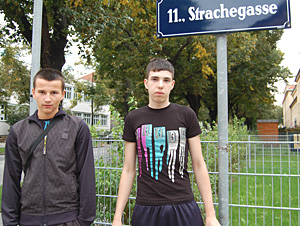 "Es ist gut für Strache, dass die Gasse so heißt", sagen Mustafa (li.) und Sava. "Es ist gut für Strache, dass die Gasse so heißt", sagen Mustafa (li.) und Sava.