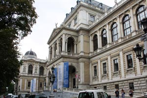 Massiv an Plätze verloren hat die Uni Wien. Massiv an Plätze verloren hat die Uni Wien.