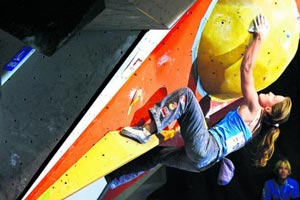 Die Tirolerin Anna Stöhr (22) krallt sich am Boulder fest. In Innsbruck 
kürte sie sich erstmals zur Europameisterin.