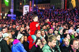 Fast 5000 Fans zitterten in Innsbruck beim Finale im Bouldern mit. Mehr 
Zuschauer hätte der Marktplatz definitiv nicht vertragen.  