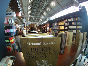 Rund um das neue Buch von Hellmuth Karasek herrschte auf der Frankfurter Buchmesse ein riesiger Medien-Hype. Rund um das neue Buch von Hellmuth Karasek herrschte auf der Frankfurter Buchmesse ein riesiger Medien-Hype.