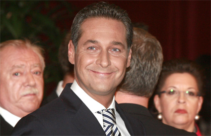Der Wahlgewinner heißt Heinz-Christian Strache, auch wenn die SPÖ weiterhin Erste ist.
Der Wahlgewinner heißt Heinz-Christian Strache, auch wenn die SPÖ weiterhin Erste ist.
