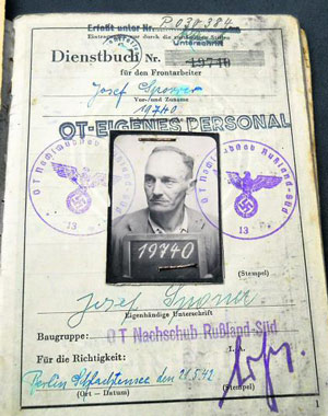 Jetzt bleibt mir vom Opa nur noch sein Dienstbuch: Auf der ersten Seite
ist sein Foto mit Klammern angeheftet, er hält eine Tafel mit der
geheimnisvollen Nummer 19740 ... Jetzt bleibt mir vom Opa nur noch sein Dienstbuch: Auf der ersten Seite
ist sein Foto mit Klammern angeheftet, er hält eine Tafel mit der
geheimnisvollen Nummer 19740 ...