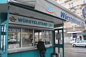Seit 82 Jahren schon gibt's Würstel beim Leo. Seit 82 Jahren schon gibt's Würstel beim Leo.