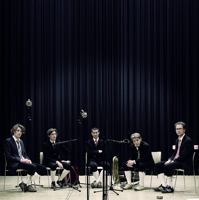 Der Holstuonarmusigbigbandclub aus Vorarlberg. Philipp Lingg (2. v. li.)
 weiß im Moment nicht genau, wie er sich fühlen soll. Die 
Volksmusikgruppe ist in den Ö3-Charts zurzeit auf Platz zwei. Das taugt 
ihm zwar, er findet es aber auch sehr seltsam.