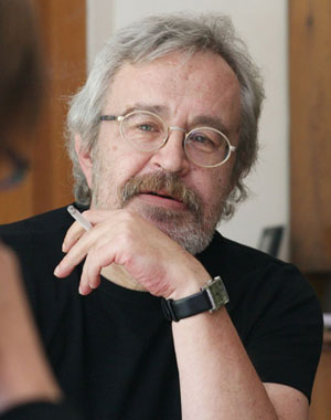 Mit "Das Fest des Huhnes" hat Walter Wippersberg 1992 einen Filmklassiker geschaffen, der bis heute 1500 bis 2000 DVDs pro Jahr verkauft. Als bekennender Raucher hat er nun ein informatives und zum Teil recht polemisches Buch geschrieben. Mit "Das Fest des Huhnes" hat Walter Wippersberg 1992 einen Filmklassiker geschaffen, der bis heute 1500 bis 2000 DVDs pro Jahr verkauft. Als bekennender Raucher hat er nun ein informatives und zum Teil recht polemisches Buch geschrieben.