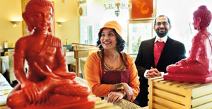 Sie haben es getan! Vrunda und Pawan Batra zeigen in ihrem Restaurant Nirvana, wie sich die indische Küche auf zeitgemäße Art interpretieren lässt. Sie haben es getan! Vrunda und Pawan Batra zeigen in ihrem Restaurant Nirvana, wie sich die indische Küche auf zeitgemäße Art interpretieren lässt.