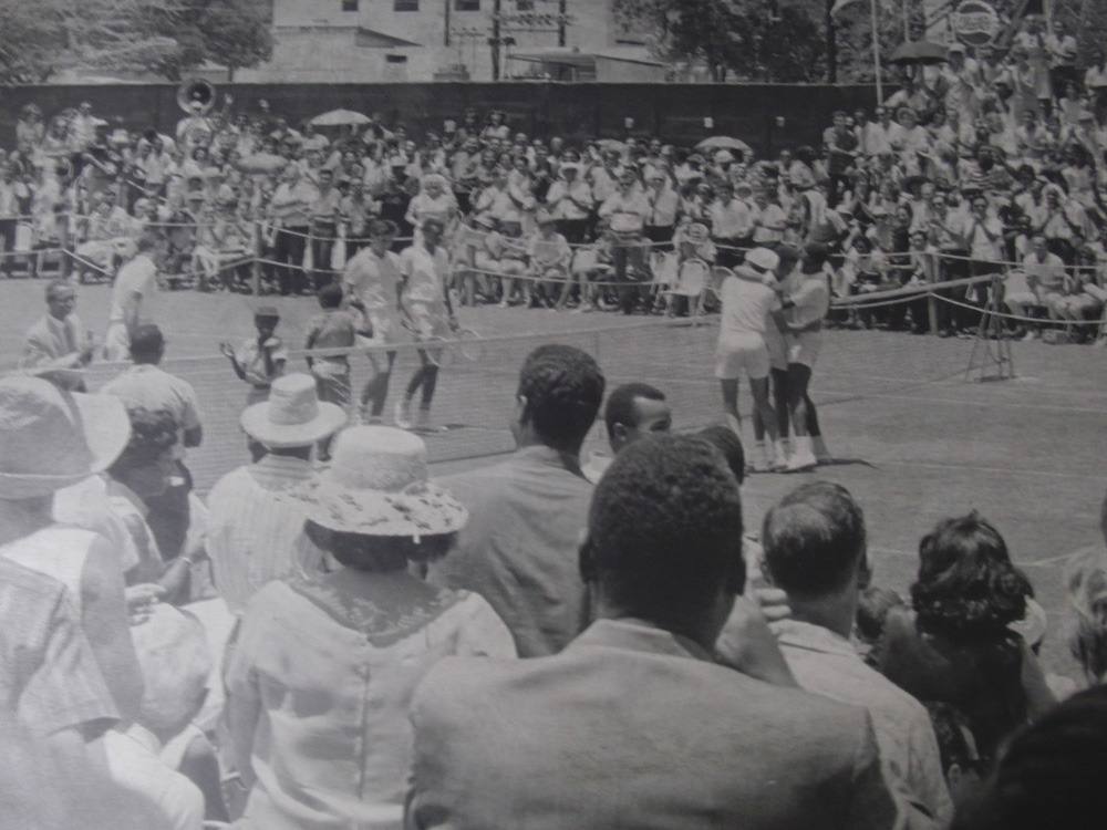 Zeitdokument I: Gemeinsam mit Richard Russell gewinnt Lance Lumsden 1966 im Daviscup gegen Arthur Ashe und Charlie Pasarell (links).