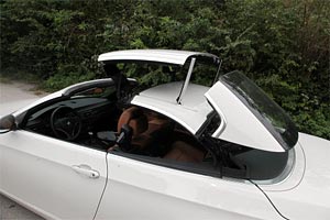 Hier wird geblecht: Beim 3er BMW legt sich das feste Dach recht
aufwändig und kunstvoll in Falten und Schichten zusammen. Hier wird geblecht: Beim 3er BMW legt sich das feste Dach recht
aufwändig und kunstvoll in Falten und Schichten zusammen.