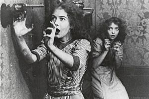 Teenie-Stars des frühen Kinos: Die jugendlichen Schwestern Lillian (re.) und Dorothy Gish im Suspense-Thriller "An Unseen Enemy" von 1912. 