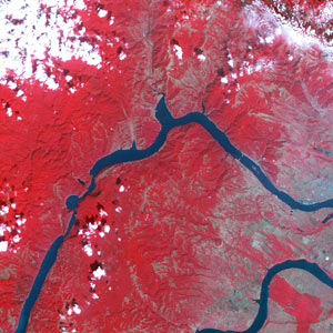 Ein verbindendes und verletzliches Lebewesen: Satellitenaufnahme der Donau in Südosteuropa. Die enge Stelle links markiert das Eiserne Tor an der rumänisch-serbischen Grenze. Ein verbindendes und verletzliches Lebewesen: Satellitenaufnahme der Donau in Südosteuropa. Die enge Stelle links markiert das Eiserne Tor an der rumänisch-serbischen Grenze.