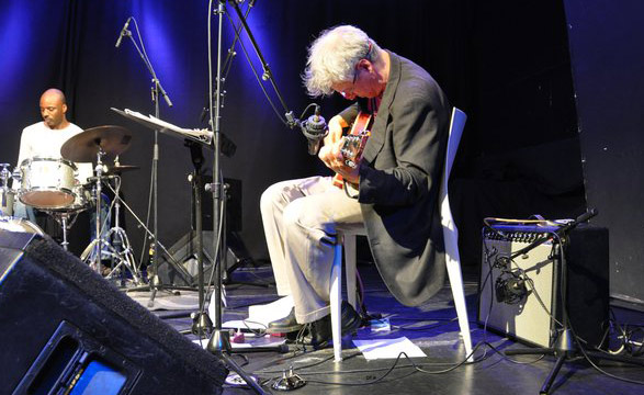 Marc Ribot im November 2010 mit seinem Projekt "Sun Ship" im Wiener Porgy &amp; Bess.