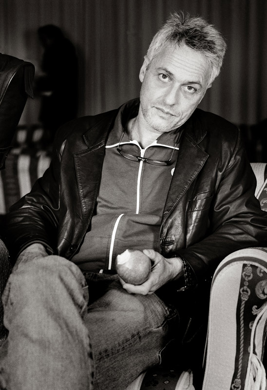 Marc Ribot, geboren 1954 in Newark, New Jersey, beginnt seine Karriere als Gitarrist Ende der 70er Jahre in der New Yorker No-Wave-Szene. Als Mitglied der Soul-Punk-Gruppe The Realtones begleitet er auch Soul-Ikonen wie Wilson Pickett oder Rock'n'Roll-Pionier Chuck Berry, 1984 bis 1989 spielt er mit John Luries Lounge Lizards. Tom Waits lädt ihn 1985 ein, auf seinem Album "Rain Dogs" mitzuspielen und beginnt damit eine Zusammenarbeit, die ebenso wie jene mit Elvis Costello bis heute anhält.
Eine weitere langjährige Partnerschaft verbindet Ribot mit dem New Yorker Avantgardisten John Zorn, dessen "Book of Heads" er 1995 einspielt - unter dem Einsatz von Luftballonen, Sprechpuppen oder Kugelschreibern, mit denen er die Gitarre bearbeitet.
Als Session-Musiker wird Ribot unter anderem auch von Marianne Faithfull, Allen Ginsberg, Jakob Dylan, Robert Plant &amp; Alison Krauss, Madeleine Peyroux, Arto Lindsay, Caetano Veloso, Laurie Anderson, The Jazz Passengers, Patti Scialfa oder Medeski Martin &amp; Wood ins Studio geholt.
Sein erstes eigenes Album veröffentlicht Ribot 1990 mit "Rootless Cosmopolitans", dem weitere Band-Projekte wie "Shrek", das Albert-Ayler-Tribute "Spiritual Unity" und zuletzt Ceramic Dog, aber auch Solo-Alben wie "Saints" folgen. Überraschungserfolge landet Ribot Ende der 90er Jahre mit seinen beiden Alben mit kubanischer Musik, "The Prosthetic Cubans" und "¡Muy Divertido!". Bereits 1993 würdigte der Gitarrist mit "Marc Ribot Plays Solo Guitar Works of Frantz Casseus" jenen aus Haiti stammenden klassischen Gitarristen und Freund seiner Familie, bei dem er ganz am Anfang seiner Laufbahn erstmals Gitarrenunterricht genommen hatte.