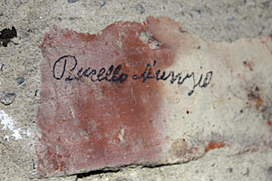 Burello Nunzio hat sich gleich mehrmals auf den Ziegelwänden verewigt. Er war ein italienischer Zwangsarbeiter, der bei der Errichtung des Turmes mitwirken musste. Sein weiteres Schicksal ist unbekannt. Burello Nunzio hat sich gleich mehrmals auf den Ziegelwänden verewigt. Er war ein italienischer Zwangsarbeiter, der bei der Errichtung des Turmes mitwirken musste. Sein weiteres Schicksal ist unbekannt.