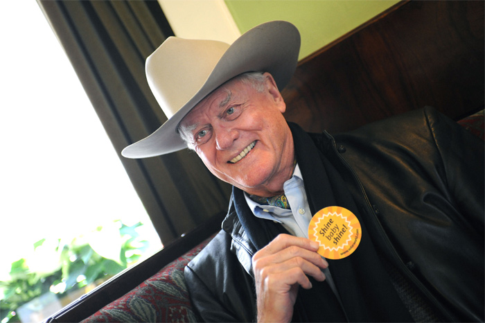 Larry Hagman in Österreich - mit Hut und gegen Öl.