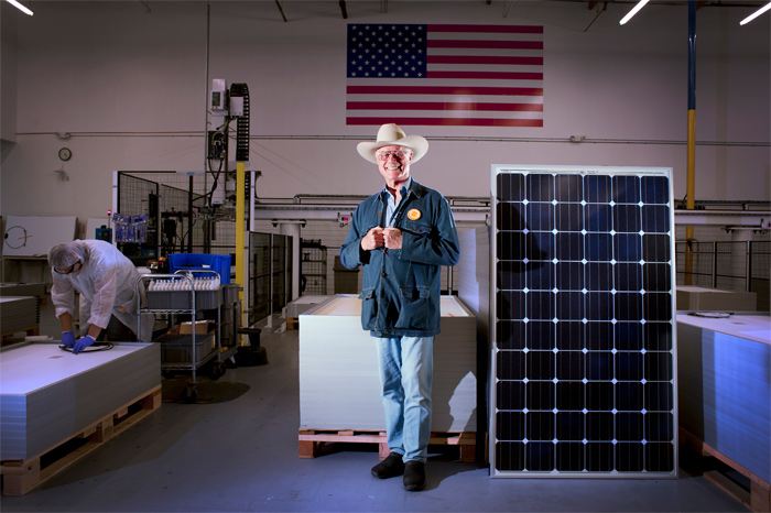 Larry Hagman zu Besuch in der Solarzellen-Produktionsstätte in Hillsboro/USA
