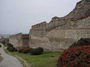 Byzantinische Stadtmauer von Thessaloniki.
Bereits zum 51. Mal findet in diesem Winter das Thessaloniki
International Film Festival statt, das die griechische Stadt von 3. bis
12. 12. für zehn Tage in Festivallaune versetzt. Die begleitende Messe
der Filmindustrie Agora wendet sich dabei gezielt an Kreative der
gesamten Balkanregion. Aber die Stadt hat noch mehr auf Lager: Im März
wird hier eines der interessantesten Festivals für Dokumentarfilm
ausgetragen (11. bis 20. 3. 2011). Am Schnittpunkt von Darstellender
sowie Bildender Kunst und einem erweitertem Kinobegriff agiert das
Sieben-Tage-Festival VideoDance (18. bis 24. 5. 2011).
Info: www.filmfestival.gr Byzantinische Stadtmauer von Thessaloniki.
Bereits zum 51. Mal findet in diesem Winter das Thessaloniki
International Film Festival statt, das die griechische Stadt von 3. bis
12. 12. für zehn Tage in Festivallaune versetzt. Die begleitende Messe
der Filmindustrie Agora wendet sich dabei gezielt an Kreative der
gesamten Balkanregion. Aber die Stadt hat noch mehr auf Lager: Im März
wird hier eines der interessantesten Festivals für Dokumentarfilm
ausgetragen (11. bis 20. 3. 2011). Am Schnittpunkt von Darstellender
sowie Bildender Kunst und einem erweitertem Kinobegriff agiert das
Sieben-Tage-Festival VideoDance (18. bis 24. 5. 2011).
Info: www.filmfestival.gr