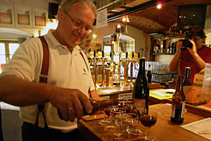 Anerkennung für Bierspezialitäten findet Gerhard Forstner bei
Verkostungen
mit Experten, weniger bei der Laufkundschaft. Anerkennung für Bierspezialitäten findet Gerhard Forstner bei
Verkostungen
mit Experten, weniger bei der Laufkundschaft.