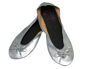 Die Ballerinas für die Handtasche sollen zum unverzichtbaren Lifestyle-Produkt werden. Isabella Fendt: "Ich will erreichen, dass Ballerina to go eine bekannte Trademark wird." Die Ballerinas für die Handtasche sollen zum unverzichtbaren Lifestyle-Produkt werden. Isabella Fendt: "Ich will erreichen, dass Ballerina to go eine bekannte Trademark wird."