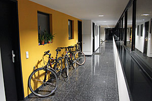 Auf dem Gelände des ehemaligen Nordbahnhofs wurde die "Bike City" errichtet. Die Bewohner leben "Tür an Tür" mit ihren Rädern, denn in jedem Stockwerk gibt es mehrere Abstellmöglichkeiten.