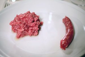 Carne Cruda, hier mit Wurst
BattaglinoPiazza Roma 18Bra00390172412509Dinner für drei mit Wein, Wasser und Kaffee: 135 Euro Carne Cruda, hier mit Wurst
BattaglinoPiazza Roma 18Bra00390172412509Dinner für drei mit Wein, Wasser und Kaffee: 135 Euro