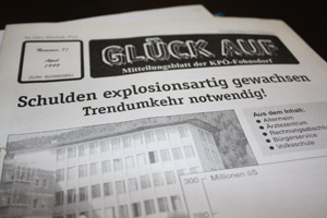 Schon 1999 titelte die "Glück Auf", die Zeitung der KPÖ-Fohnsdorf, mit dem Schuldenstand. Schon 1999 titelte die "Glück Auf", die Zeitung der KPÖ-Fohnsdorf, mit dem Schuldenstand.