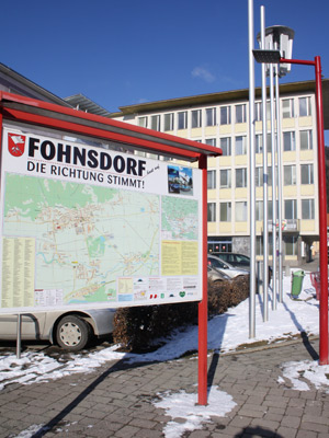 "Fohnsdorf - Die Richtung stimmt". Hinter der Werbetafel das Gemeindeamt. Seit 13. Jänner führt ein Regierungskommissär der Geschäfte der bankrotten Gemeinde. "Fohnsdorf - Die Richtung stimmt". Hinter der Werbetafel das Gemeindeamt. Seit 13. Jänner führt ein Regierungskommissär der Geschäfte der bankrotten Gemeinde.