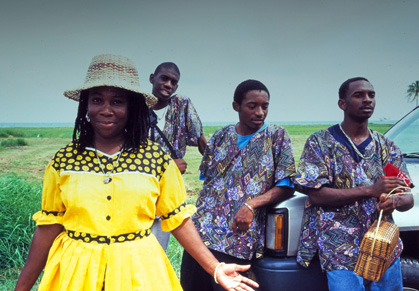 Mennoniten sind nur eine der Bevölkerungsgruppen des Karibikstaates
Belize: Neben Mayas, Mestizos und Latinos gibt es auch die schwarzen
Garifuna, deren Musikstil Punta Rock es bis in die Clubs von New York
schaffte. Mennoniten sind nur eine der Bevölkerungsgruppen des Karibikstaates
Belize: Neben Mayas, Mestizos und Latinos gibt es auch die schwarzen
Garifuna, deren Musikstil Punta Rock es bis in die Clubs von New York
schaffte.