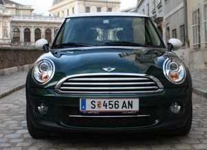 BMW hat es vorgemacht: Kleinwagen und Premium passen zusammen, hohe
Preise schrecken kaum ab. 2010 wurden 234.175 Minis verkauft –
Absatzrekord BMW hat es vorgemacht: Kleinwagen und Premium passen zusammen, hohe
Preise schrecken kaum ab. 2010 wurden 234.175 Minis verkauft –
Absatzrekord