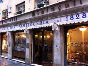 Kaffee mit Nick Cave: Pasticceria Klainguti
Antica Pasticceria KlaingutiPiazza di Soziglia, 9816123 Genova, Italien010 8602628 Kaffee mit Nick Cave: Pasticceria Klainguti
Antica Pasticceria KlaingutiPiazza di Soziglia, 9816123 Genova, Italien010 8602628