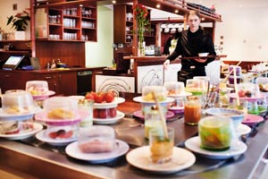 Hinterm Parlament bietet Zweihaubenkoch Alexander Verzi "Running
Tapas" an. Hinterm Parlament bietet Zweihaubenkoch Alexander Verzi "Running
Tapas" an.