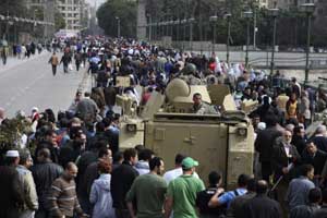 Armee auf den Straßen, die zum Tahrir-Platz in Kairo führen. Armee auf den Straßen, die zum Tahrir-Platz in Kairo führen.