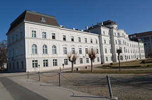 Die Sängerknaben wohnen, lernen und singen seit 1948 im Augartenpalais im 2. Bezirk in Wien. Auf dem Areal befinden sich auch Sportplätze.