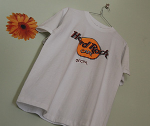 Gerne besuchen sie in den Welt-Metropolen die "Hard Rock"-Cafés. T-Shirts werden als Souveniers mitgebracht.