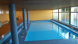 Das Schwimmbad ist eines der Highlights im Schulgebäude. Der Sportunterricht findet auch hier statt.