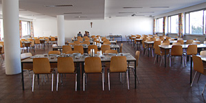 Im Speisesaal bekommen die jungen Sänger zu Essen.