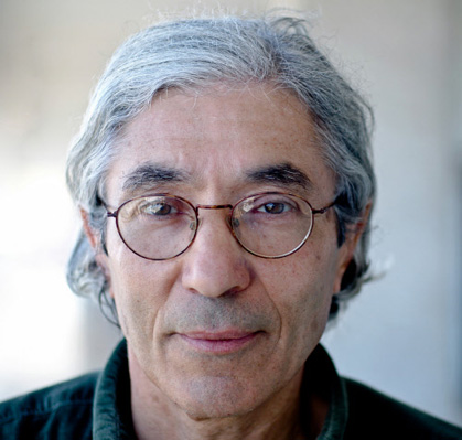 Boualem Sansal (62) ist der bekannteste, zeitgenössische
Schriftsteller Algeriens, der seine Heimat nicht verlassen hat. Im Alter
von 50 Jahren, mitten im blutigen Bürgerkrieg mit 200.000 Toten,
veröffentlichte der ehemalige Direktor für Industriepolitik im
algerischen Industrieministerium mit "Der Schwur der Barbaren" seinen
ersten Roman in Frankreich. In seiner Heimat gilt er oft als
Nestbeschmutzer. Auf Deutsch sind erhältlich: "Das verrückte Kind aus
dem hohlen Baum" (2002), "Der Schwur der Barbaren" (2003), "Erzähl mir
vom Paradies" (2004), "Harraga" (2007), "Postlagernd: Algier"
(2008), "Das Dorf des Deutschen" (2010). Boualem Sansal (62) ist der bekannteste, zeitgenössische
Schriftsteller Algeriens, der seine Heimat nicht verlassen hat. Im Alter
von 50 Jahren, mitten im blutigen Bürgerkrieg mit 200.000 Toten,
veröffentlichte der ehemalige Direktor für Industriepolitik im
algerischen Industrieministerium mit "Der Schwur der Barbaren" seinen
ersten Roman in Frankreich. In seiner Heimat gilt er oft als
Nestbeschmutzer. Auf Deutsch sind erhältlich: "Das verrückte Kind aus
dem hohlen Baum" (2002), "Der Schwur der Barbaren" (2003), "Erzähl mir
vom Paradies" (2004), "Harraga" (2007), "Postlagernd: Algier"
(2008), "Das Dorf des Deutschen" (2010).