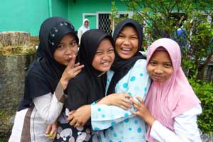 Vier Schülerinnen der Sunanul-Hunda-Schule im indonesischen Dorf Cisaat
(Distrikt Subakumi). Ihre Schulbildung zahlt der australische
Steuerzahler - ein Faktum, das für politische Debatten sorgt.
Vier Schülerinnen der Sunanul-Hunda-Schule im indonesischen Dorf Cisaat
(Distrikt Subakumi). Ihre Schulbildung zahlt der australische
Steuerzahler - ein Faktum, das für politische Debatten sorgt.