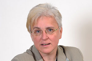 Kornelia Fiausch (46) ist diplomierte Gesundheits- und Krankenpflegerin und arbeitet seit 1984 als Pflegedirektorin im Landeskrankenhaus in Villach. Kornelia Fiausch (46) ist diplomierte Gesundheits- und Krankenpflegerin und arbeitet seit 1984 als Pflegedirektorin im Landeskrankenhaus in Villach.