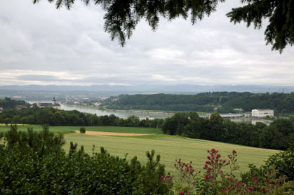 Die Donau und ihre Anliegergrundstücke (hier bei Persenbeug) sollen nach privatwirtschaftlichen Grundsätzen genutzt werden - zum Ärger der Umweltschützer. Die Donau und ihre Anliegergrundstücke (hier bei Persenbeug) sollen nach privatwirtschaftlichen Grundsätzen genutzt werden - zum Ärger der Umweltschützer.