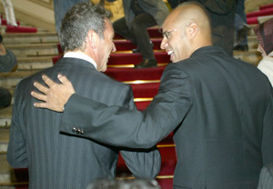 Dicke Männerfreunde: Jörg Haider und Saif al-Gaddafi bei der Eröffnung
von dessen Wüsten-Gemäldeausstellung im Wiener Palais Auersperg im Jahr
2004. Dicke Männerfreunde: Jörg Haider und Saif al-Gaddafi bei der Eröffnung
von dessen Wüsten-Gemäldeausstellung im Wiener Palais Auersperg im Jahr
2004.