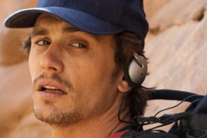 Ein Sturz in eine Felsspalte wird dem Protagonisten von 127 Hours beinahe zum Verhängnis. James Franco ist für diese Rolle als bester Hauptdarsteller nominiert.
Zur Person: Der Schauspieler und 
Regisseur James Franco nimmt eine vielseitige Position in Hollywood ein. Neben 
seiner Kompatibilität mit Blockbustern (Spiderman) und Rollen des 
romantischen Liebhabers (Eat Pray Love) arbeitet er an seinem  Doktortitel in Englisch und 
Filmwissenschaft an der Universität von New Haven und als bildender Künstler. 
Seinen künstlerischen Durchbruch schaffte er mit der  Titelrolle in James 
Dean.
 Derzeit ist er mit 127 Hours in den Kinos zu sehen. Die 
Verfilmung erzählt die wahre Geschichte von Aron Ralston, der beim Klettern in 
eine Felsspalte stürzt. Nach 127 Stunden trifft er die Entscheidung, sich den 
Arm selbst mit einem stumpfen Taschenmesser zu amputieren. Für diese Darstellung 
ist James Franco für den Oscar nominiert. 
Außerdem läuft in Berlin 
seine Ausstellung Dangerous Books Four Boys (bis 23. April bei Peres Projects,  www.peresprojects.com). Darin widmet er sich 
inspiriert von einem amerikanischen Kinderbuchklassiker der Frage, was es 
bedeutet, ein Bub zu sein, und wie man zum Mann wird. In den launigen 
Installationen lässt sich unter anderem Captain Kirk belauschen, wie er Körper 
und Sexualität seines Kollegen Commander Spock erforscht. Oder beobachten, wie 
James Franco ein Penis aus der Stirn wächst. 
