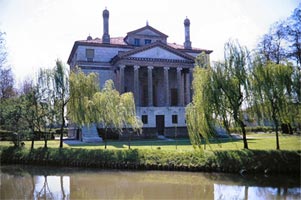 Einige der Villen am Brentakanal sind restauriert und stehen Besuchern
offen. Montag ist genereller Ruhetag, auch Schleusen und Brücken werden
nicht bedient.
Die Villa Pisani ist von Dienstag bis Sonntag geöffnet,
die Zeiten variieren je nach Jahreszeit: beniculturali.it.
Die Villa Foscari (Bild) ist vom 1. Mai bis 31. Oktober nur
dienstags und samstags von 9 bis 12 Uhr geöffnet. www.lamalcontenta.com. In der Villa Widmann befindet sich auch ein Informationszentrum für
das Gebiet der Riviera del Brenta. Öffnungszeiten: März bis Oktober:
dienstags bis sonntags 10 bis 17 Uhr, bis 18 Uhr von Mai bis September. Einige der Villen am Brentakanal sind restauriert und stehen Besuchern
offen. Montag ist genereller Ruhetag, auch Schleusen und Brücken werden
nicht bedient.
Die Villa Pisani ist von Dienstag bis Sonntag geöffnet,
die Zeiten variieren je nach Jahreszeit: beniculturali.it.
Die Villa Foscari (Bild) ist vom 1. Mai bis 31. Oktober nur
dienstags und samstags von 9 bis 12 Uhr geöffnet. www.lamalcontenta.com. In der Villa Widmann befindet sich auch ein Informationszentrum für
das Gebiet der Riviera del Brenta. Öffnungszeiten: März bis Oktober:
dienstags bis sonntags 10 bis 17 Uhr, bis 18 Uhr von Mai bis September.